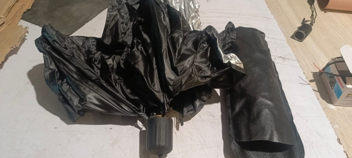 Foldable umbrella-form windshield shade with central handle